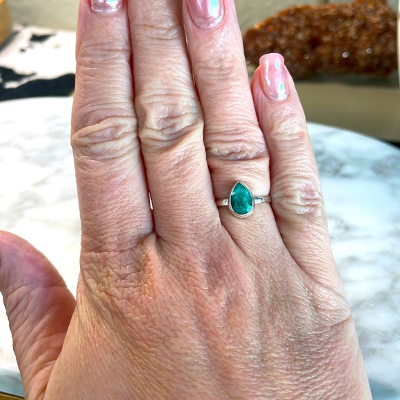 Small tear drop natural emerald 925 sterling silver ring in size 6 - Picture 3 of 8